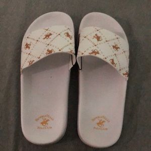 Brand New White Flats Sandals 🩴 😍